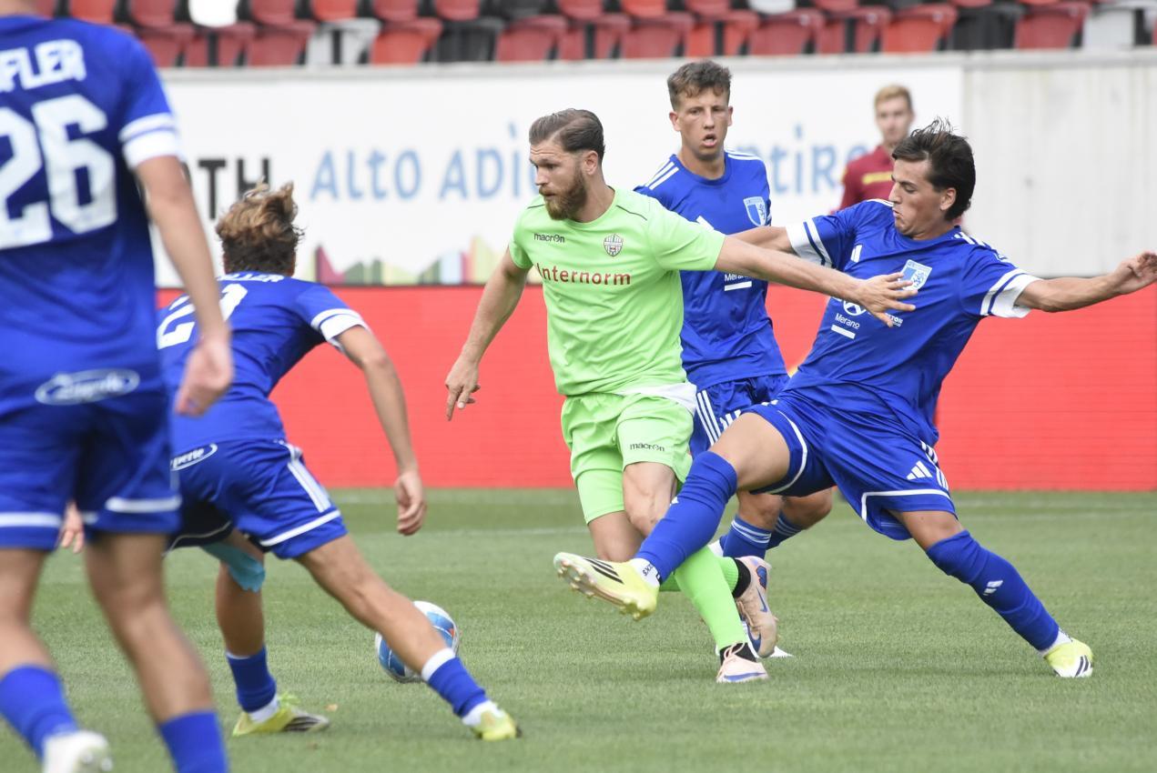 Virtus Bozen (in grün) hielt sich den FC Obermais vom Leib.
