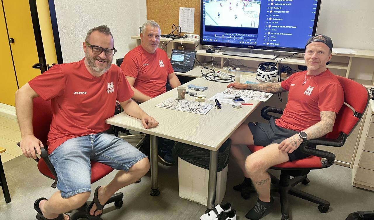 Antti Karhula mit Goalie-Coach Daniel Goller und Assistenztrainer Fabio Armani in seinem Büro in der Sparkasse Arena. © SN
