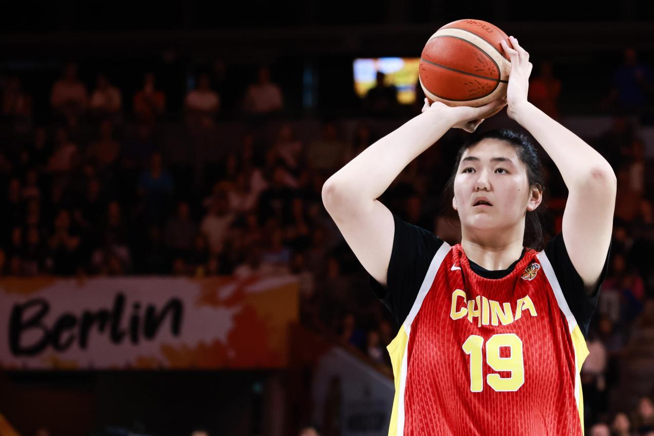 Basketball-Star Zhang Ziyu. © ANSA / CLEMENS BILAN