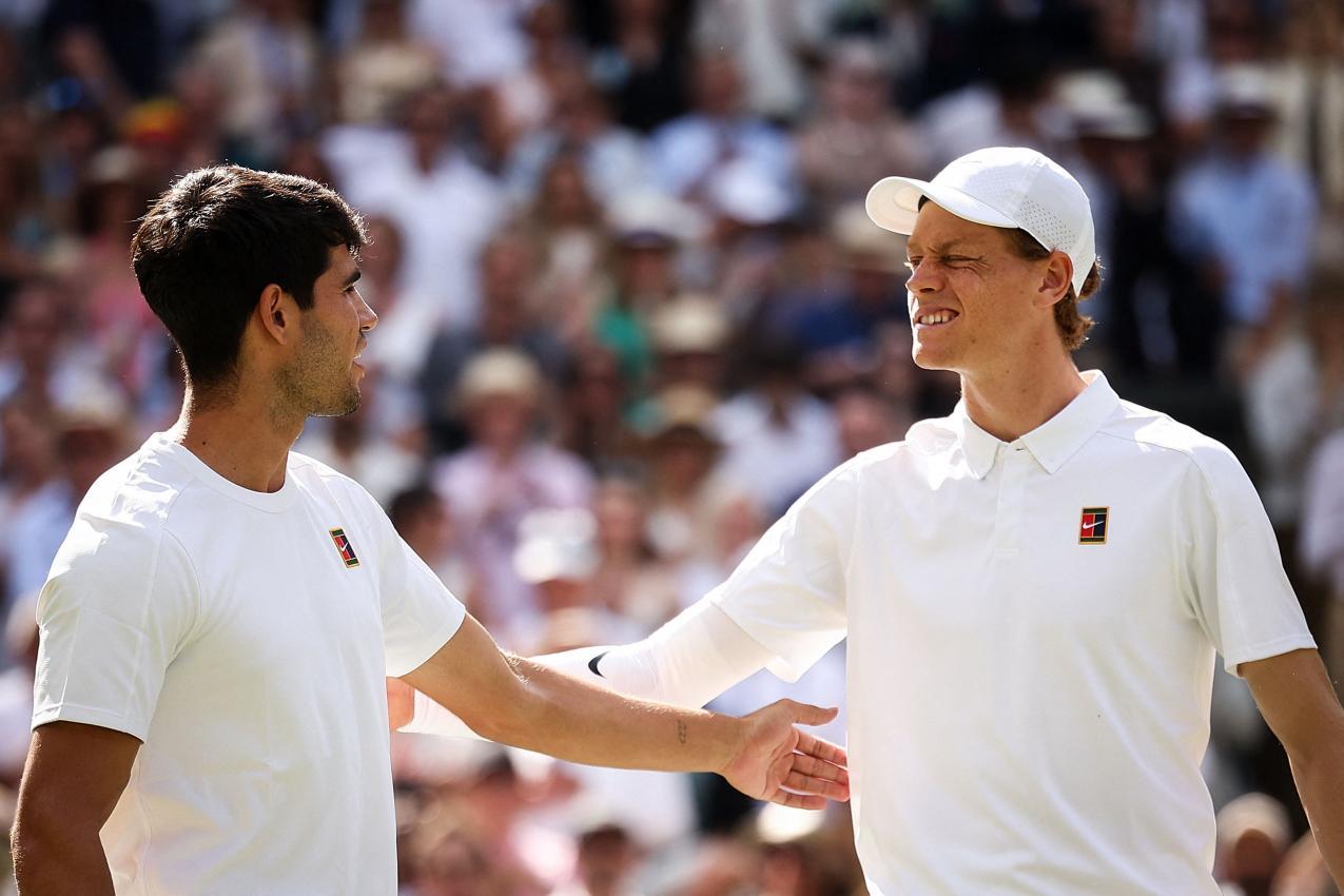 Carlos Alcaraz und Jannik Sinner waren letztmals im April 2026 gemeinsam am Start. © APA/afp / HENRY NICHOLLS