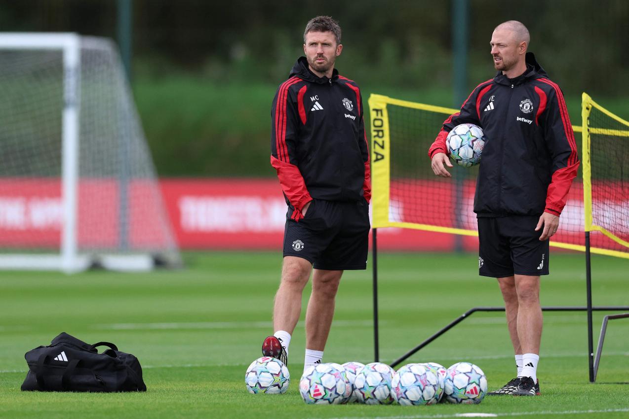 Cheftrainer Michael Carrick (l.) trifft mit Manchester United auf Sabah. © APA/afp / DARREN STAPLES