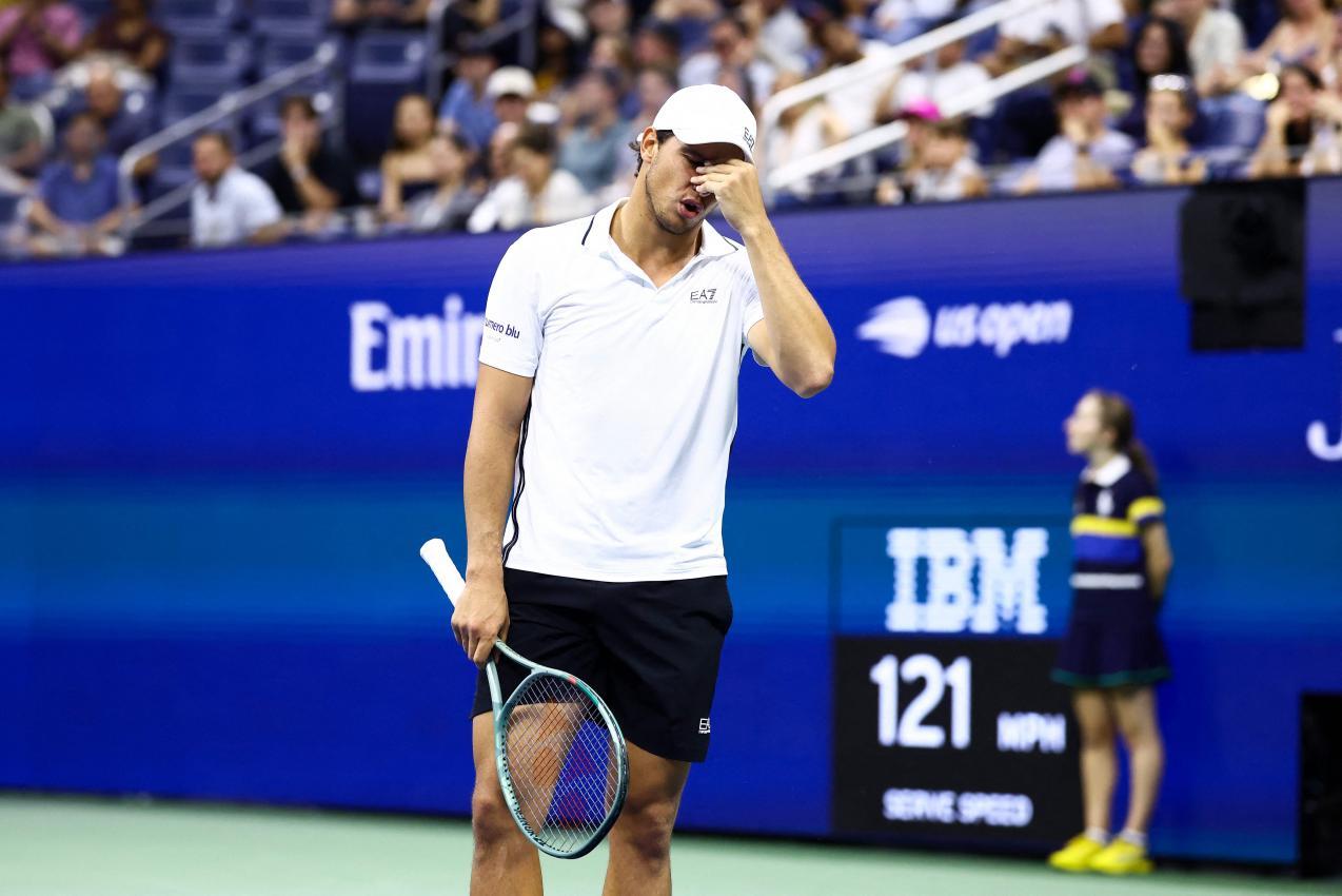 Der Italiener Luciano Darderi hat gegen Zverev keine Chance. © APA/afp / CHARLY TRIBALLEAU