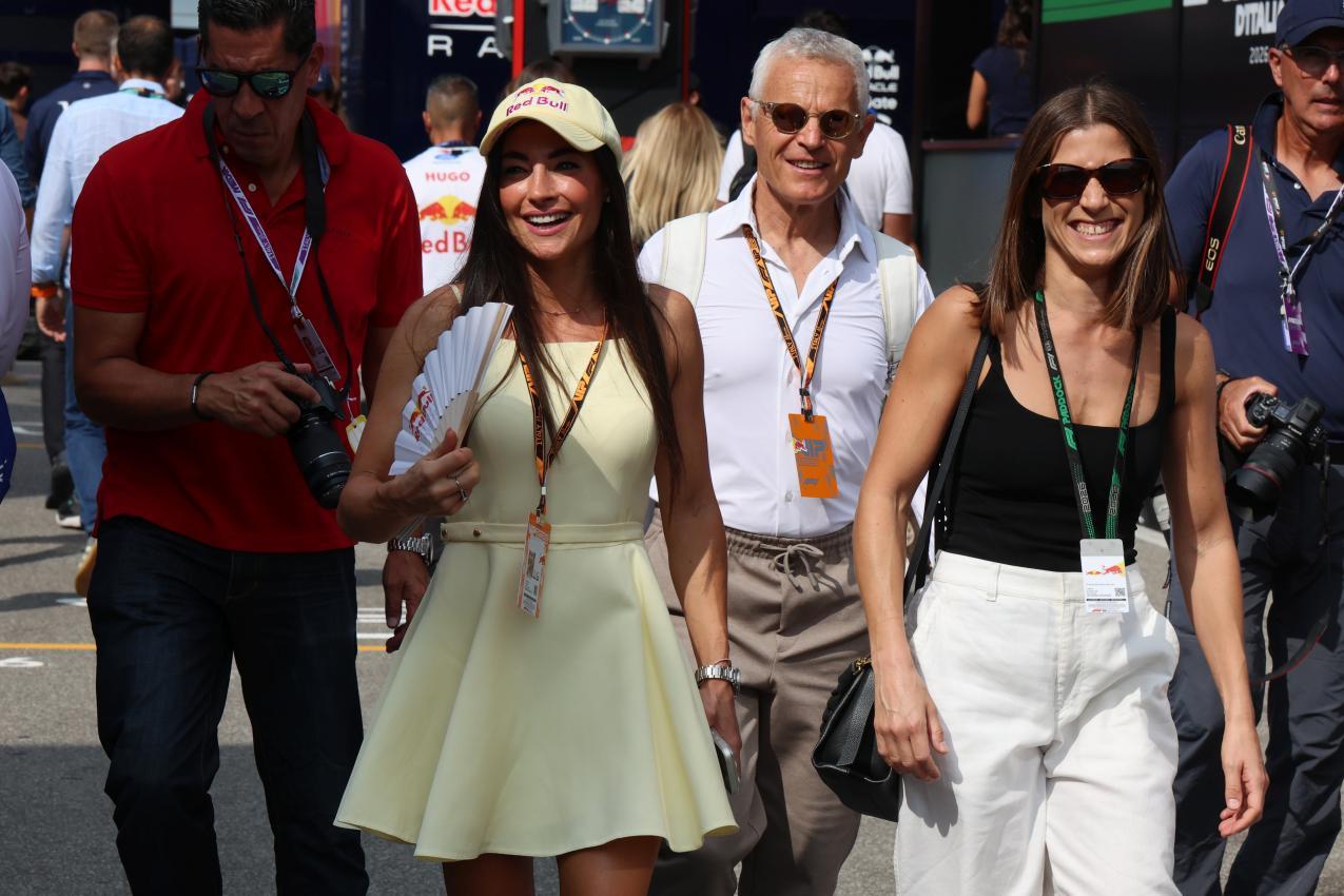 Dorothea Wierer (zweite von links) ließ sich das Monza-Spektakel nicht entgehen. © Pierre Teyssot / Pierre Teyssot