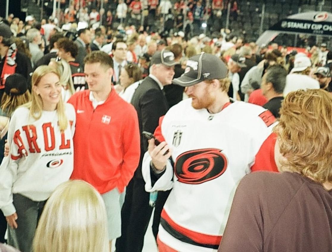 Ein besonderer Moment: Henry Bowlby (zweiter von links) mit Freundin Amalie Andersen (links) und NHL-Goalie Frederik Andersen (rechts) nach dem Gewinn des Stanley Cups. © Instagram