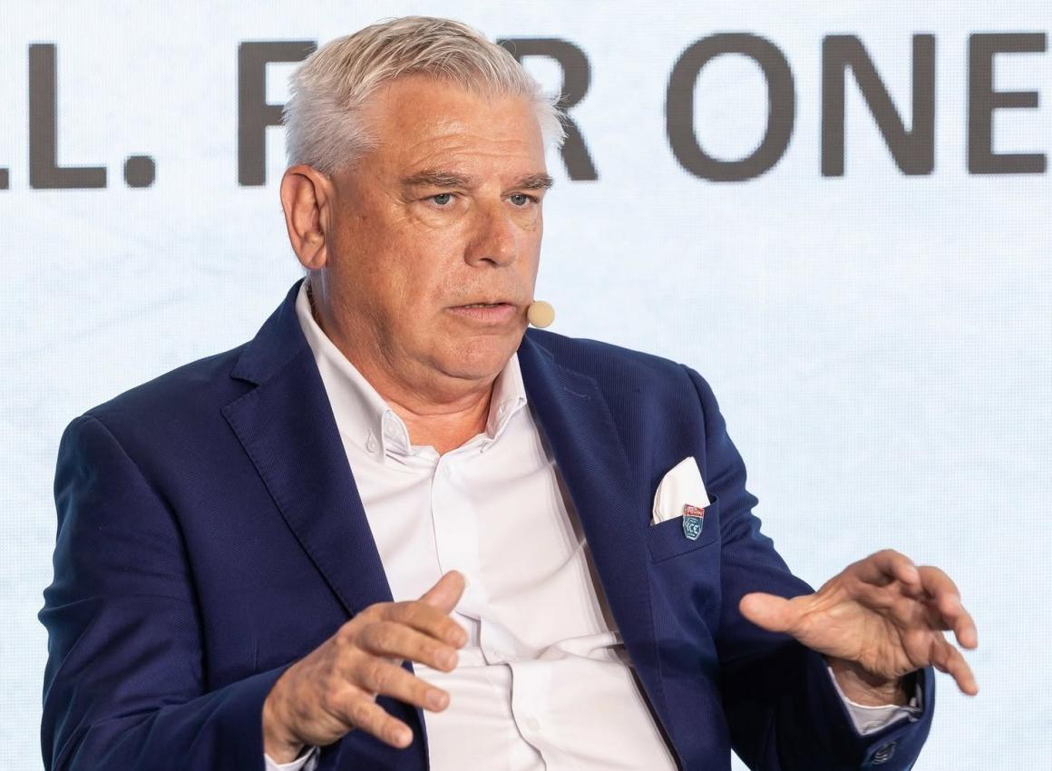 Erich Falkensteiner ist von der Idee begeistert. © ICEHL