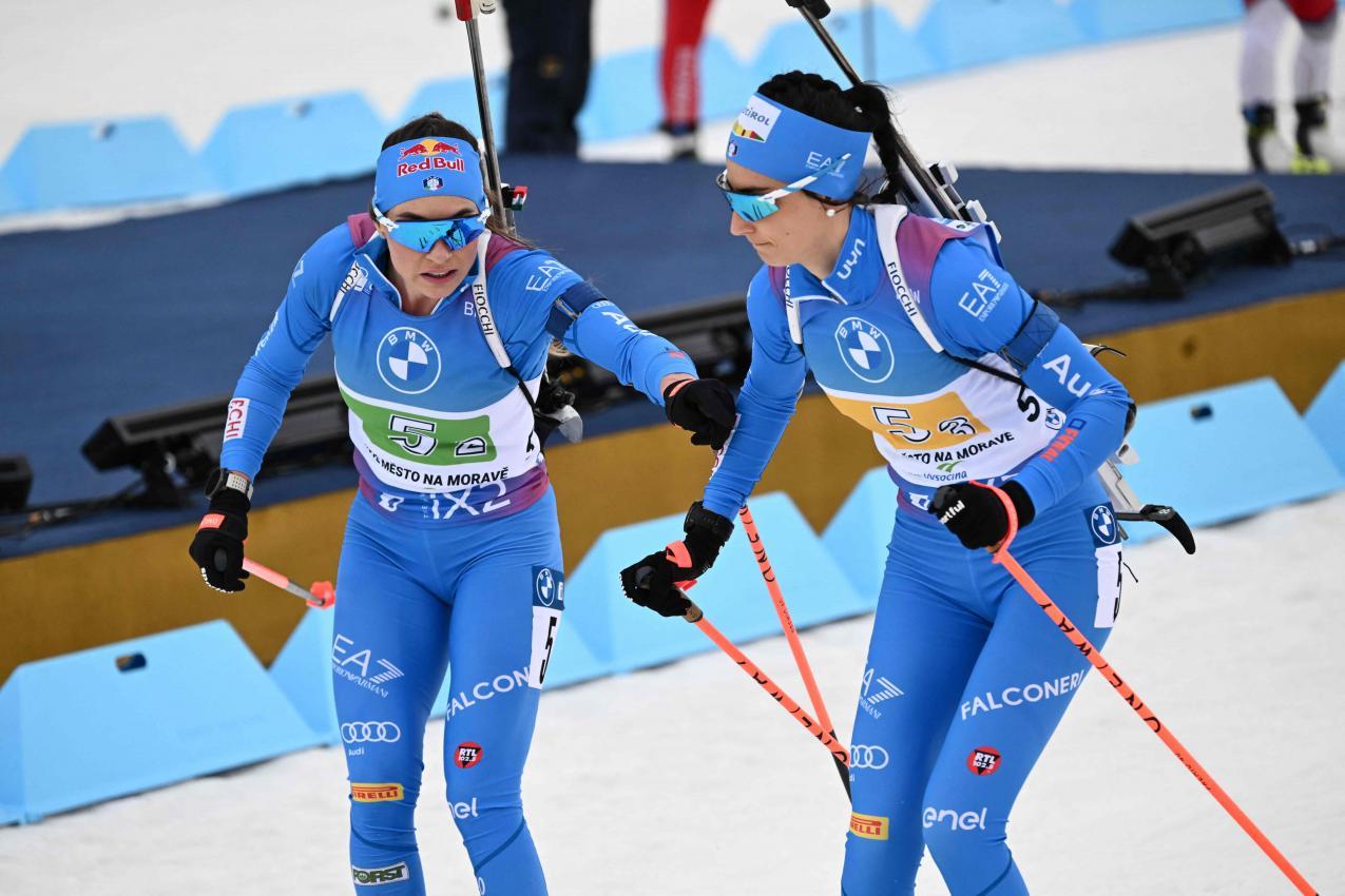 Es wird keine gemeinsamen Auftritte mehr von Dorothea Wierer (l.) und Rebecca Passler geben. © afp / JOE KLAMAR