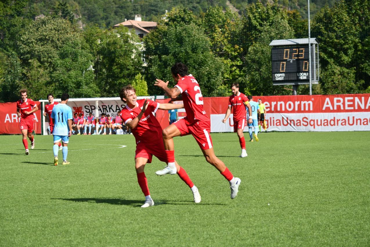 Fabian Zandonatti (rechts) jubelt über seinen Treffer. © DLife