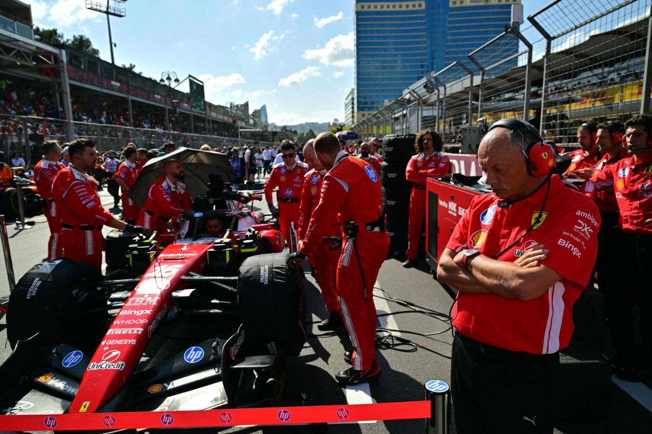 Fred Vasseur (r.) sollte Ferrari eigentlich auf WM-Kurs bringen. © APA/afp / ANDREJ ISAKOVIC