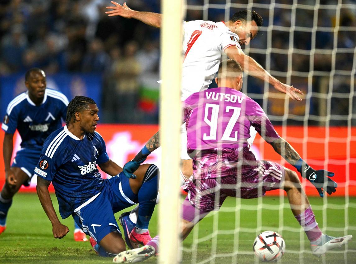 Haris Tabakovic trifft für Salzburg zum 1:0 in Sofia. © APA/afp / NIKOLAY DOYCHINOV