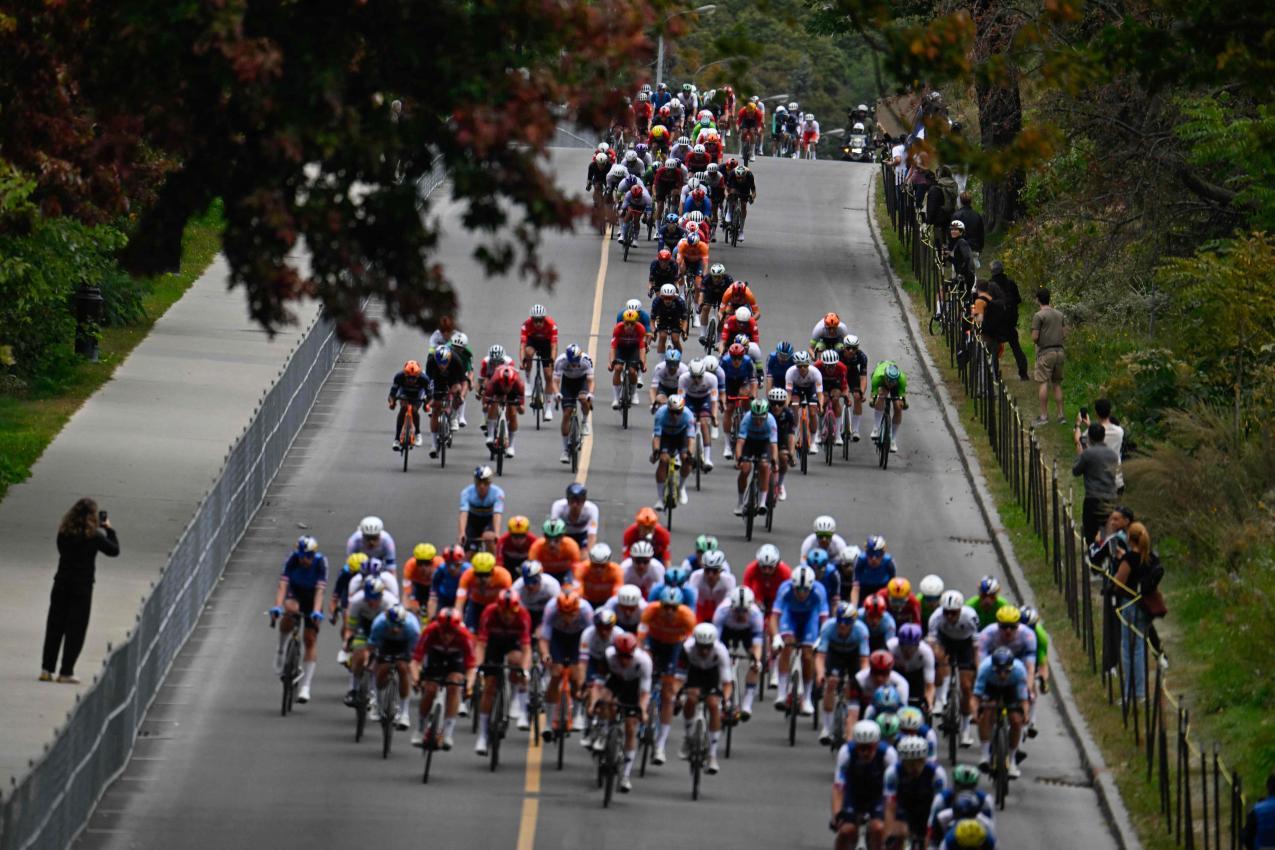 In diesem Peloton der weltbesten Radfahrer fuhr auch ein Masseur mit. © APA/afp / ANDREJ IVANOV