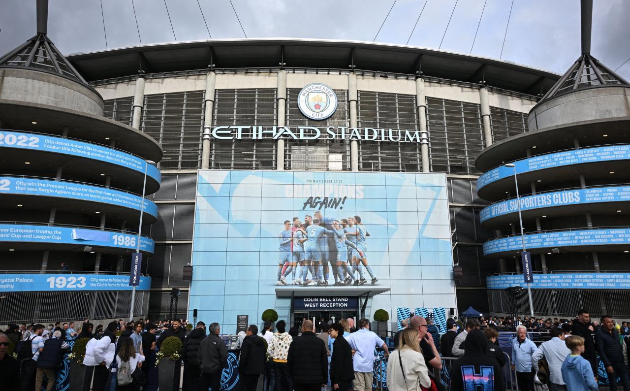 In Manchester reagierte man entsetzt auf Citys Finanzskandal. © APA/afp / PAUL ELLIS