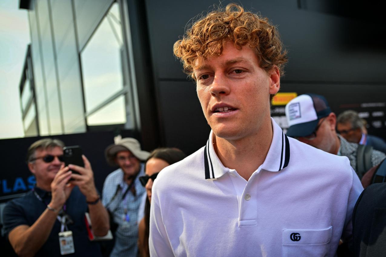 Jannik Sinner könnte schon bald mit Juan Carlos Ferrero zusammenarbeiten. © AFP / ANDREJ ISAKOVIC