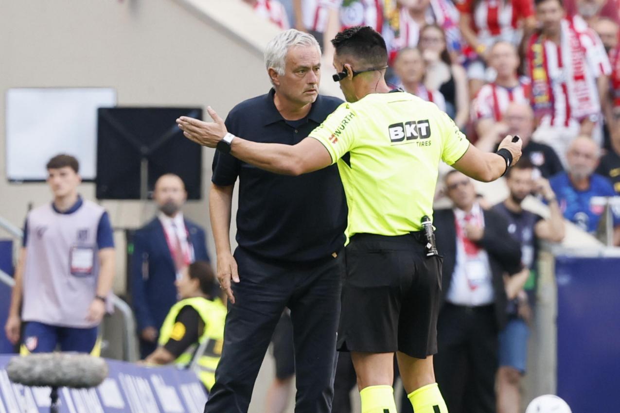 José Mourinho legte sich im Madrider Derbys mit den Schiris an. © ANSA / Ballesteros