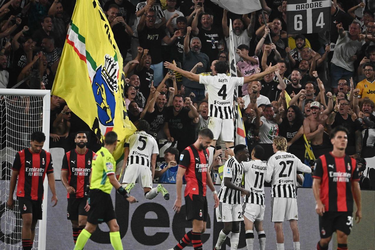 Juves Federico Gatti (Nummer 4) bejubelt den späten Ausgleich. © APA/afp / ISABELLA BONOTTO