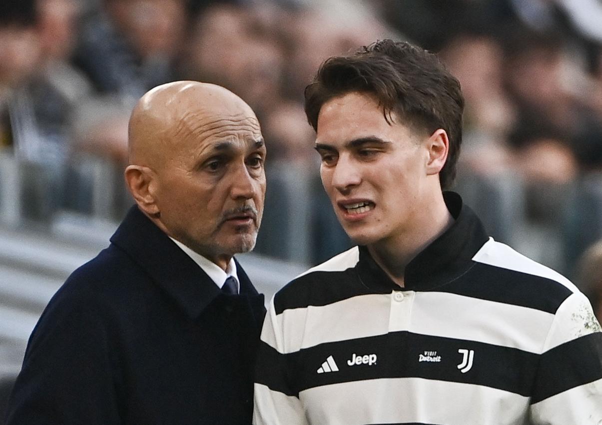 Kenan Yildiz (rechts) fehlt Juventus lange. © APA/afp / ISABELLA BONOTTO