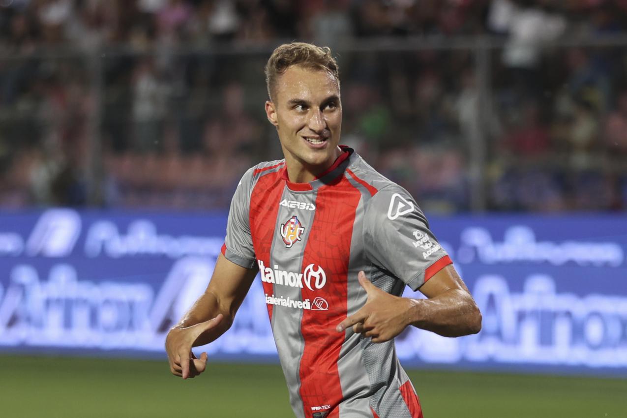 Manuel De Luca spielt bei Cremonese in der Serie B. © ANSA / Davide Casentini