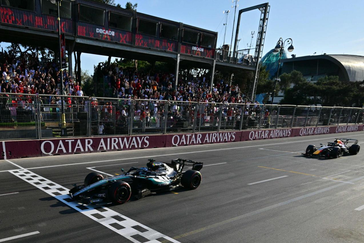 Max Verstappen kam Sieger Russell am Ende noch gefährlich nahe. © APA/afp / ANDREJ ISAKOVIC