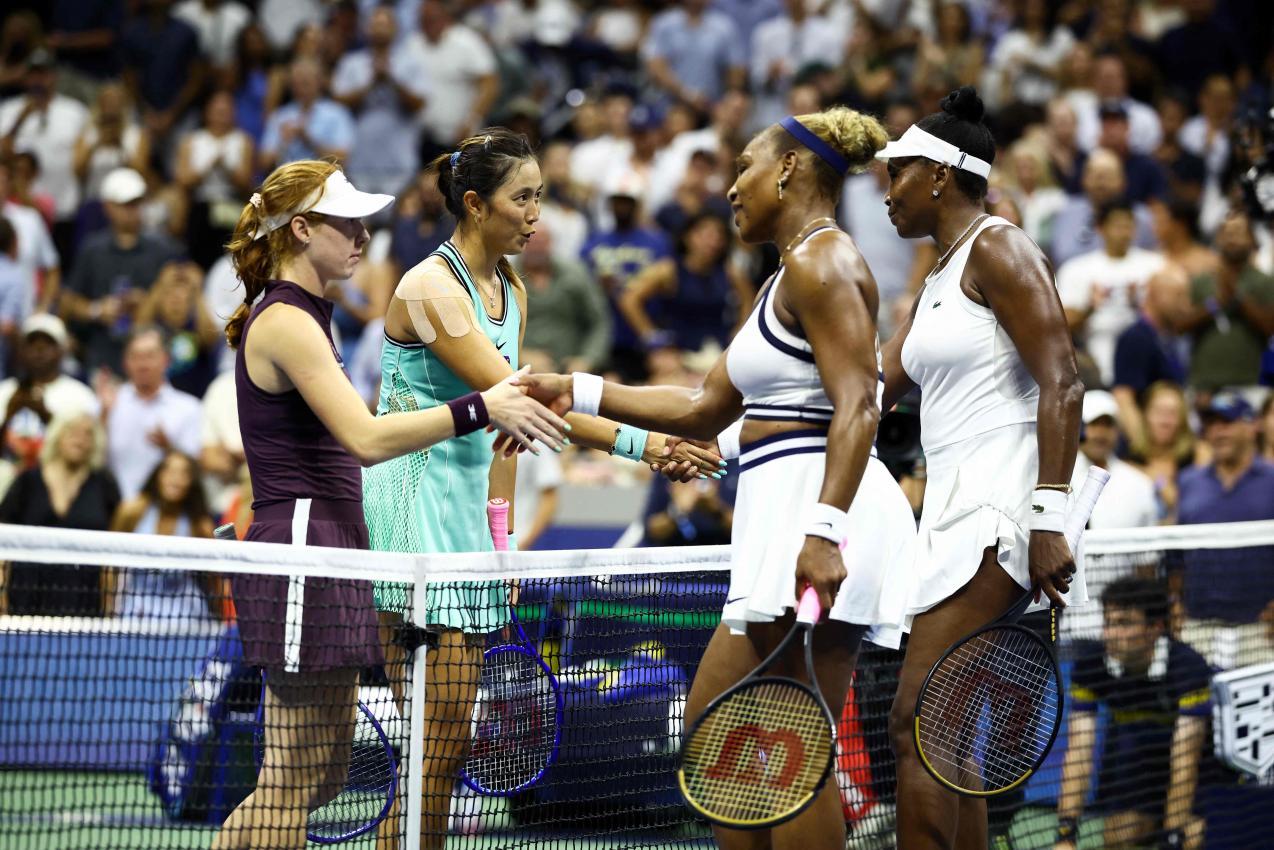 Maya Joint und Chan Hao-ching besiegten die Williams-Schwestern in drei Sätzen. © APA/afp / CHARLY TRIBALLEAU