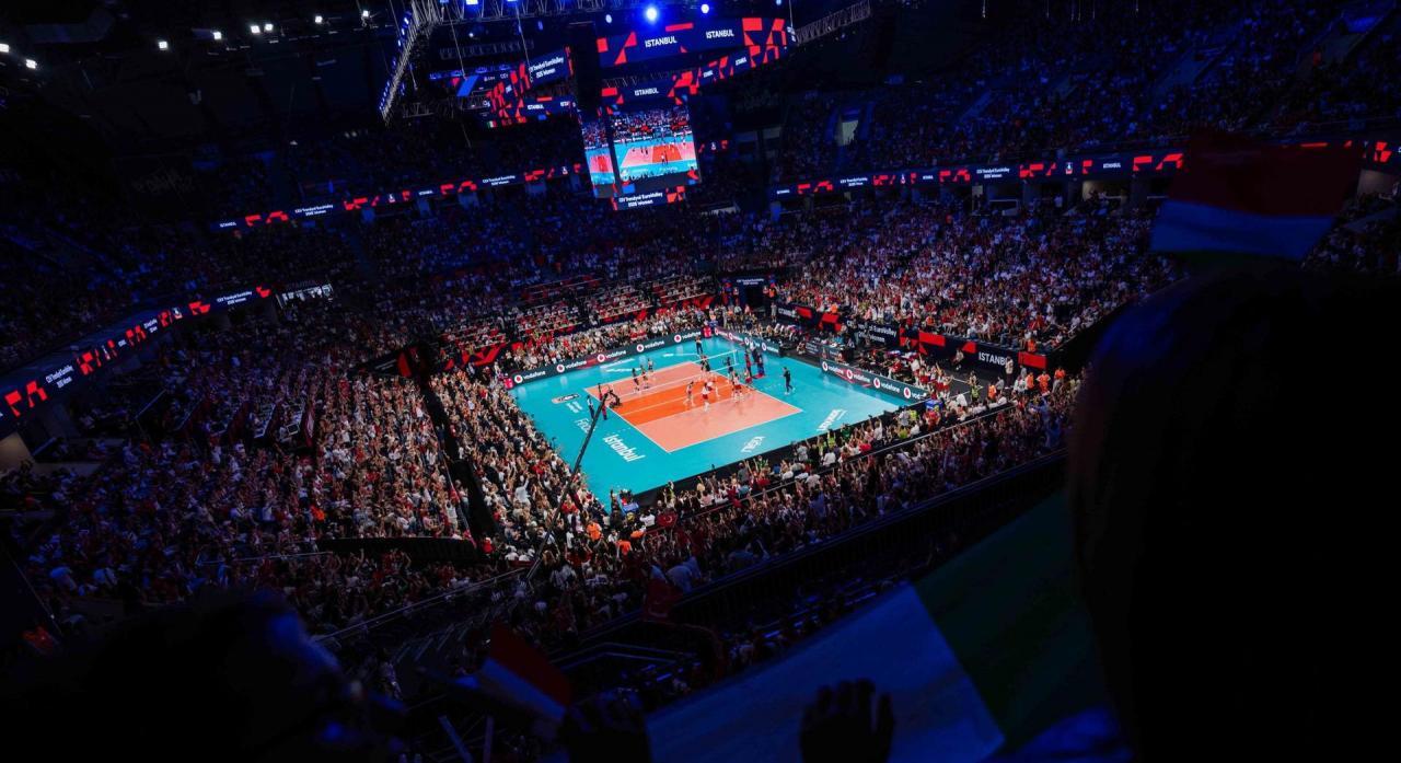 Mehr als 17.000 Zuschauern füllten die EM-Arena in Istanbul. © FIPAV