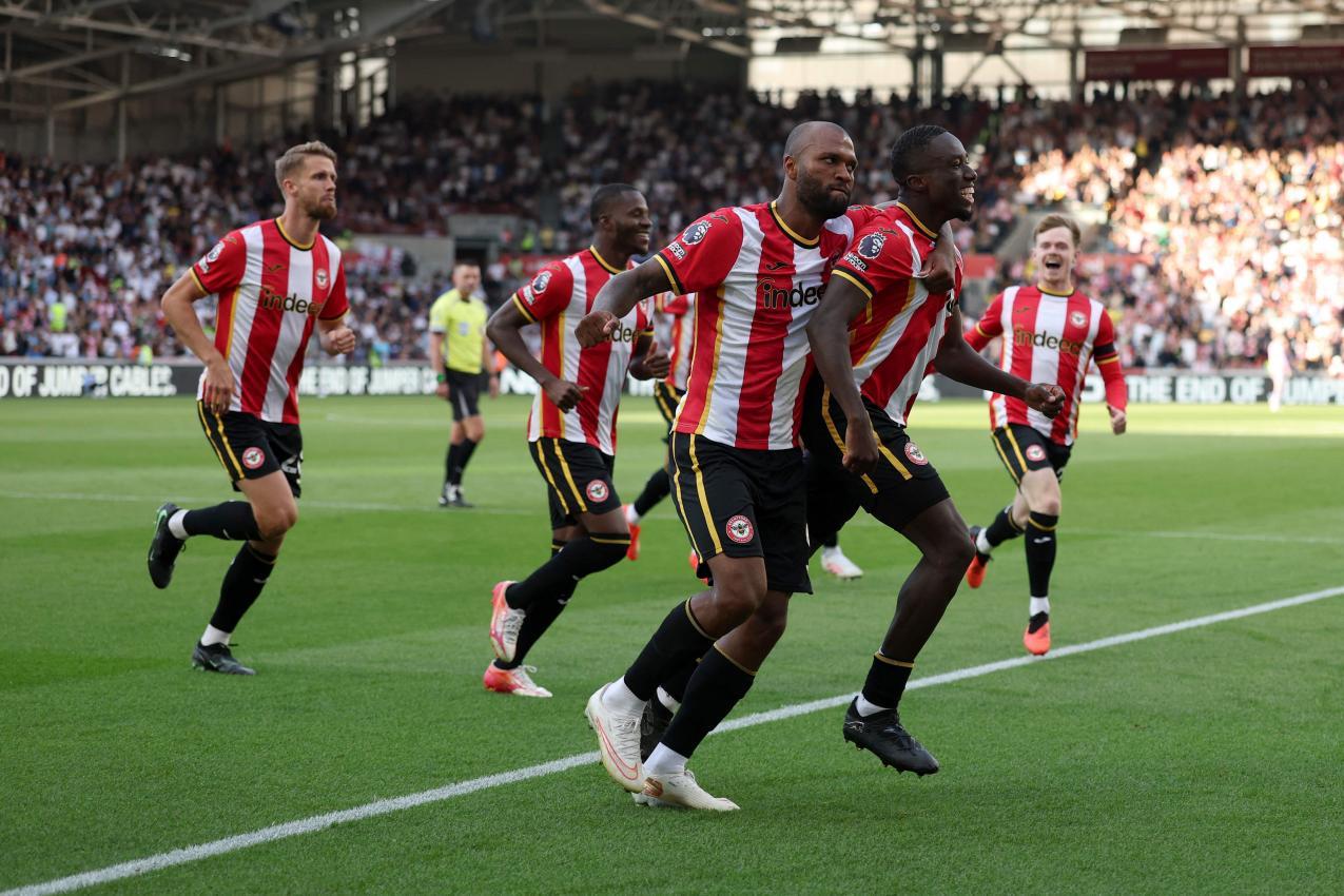 Michael Kayode (rechts) sorgt derzeit in der Premier League bei Brentford für Furore. © APA/afp / ADRIAN DENNIS