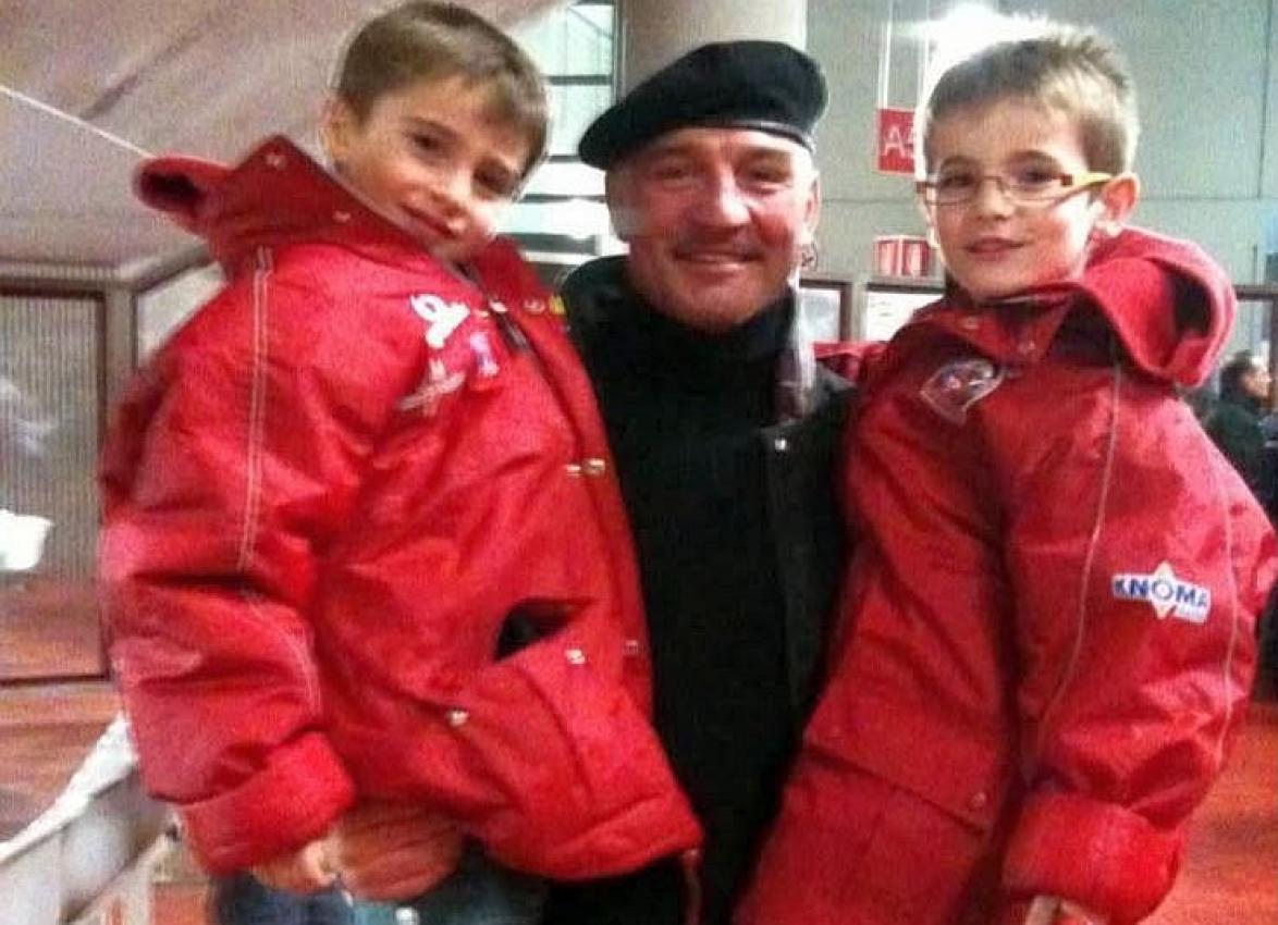 Nicolò Remolato (r.) und sein älterer Bruder Mattia (l.) auf Lucio Topatighs Armen. Heute trägt er dessen Rückennummer 27. © privat