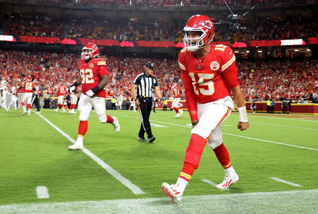Patrick Mahomes (rechts) feierte sein Comeback. © APA / JAMIE SQUIRE