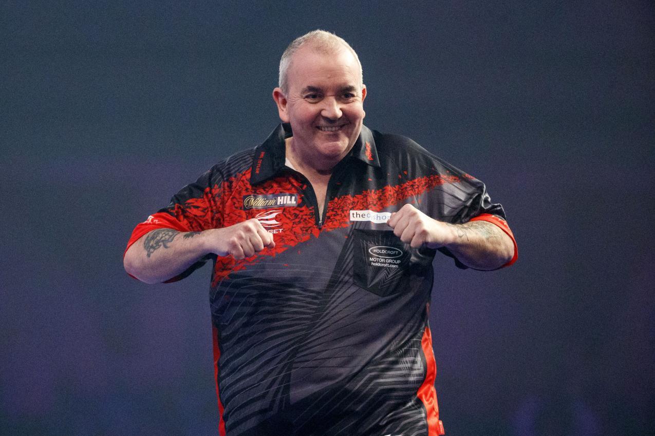 Phil Taylor will es noch einmal wissen. © AFP/Tolga Akmen / TOLGA AKMEN