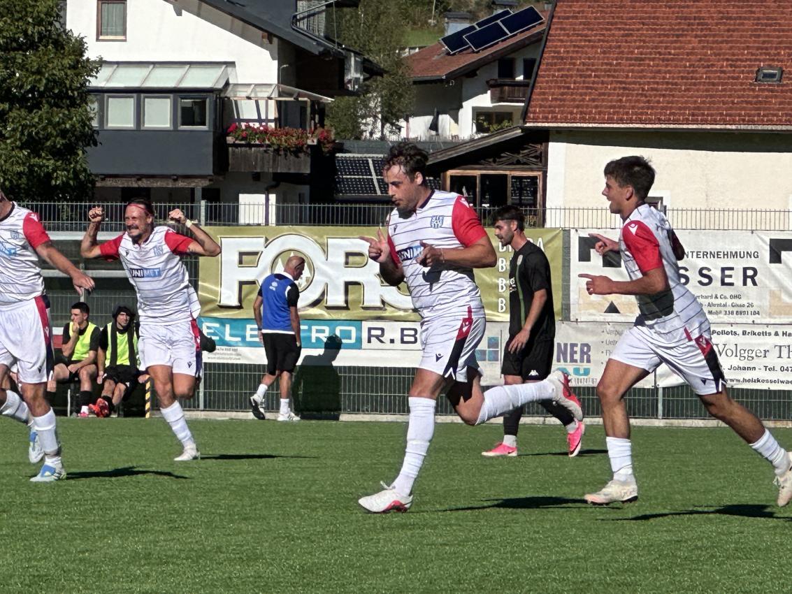 Philipp Maurer (Zweiter von rechts) steuerte zwei Treffer zum 3:0-Heimsieg von Ahrntal bei. © G. Baumgartner