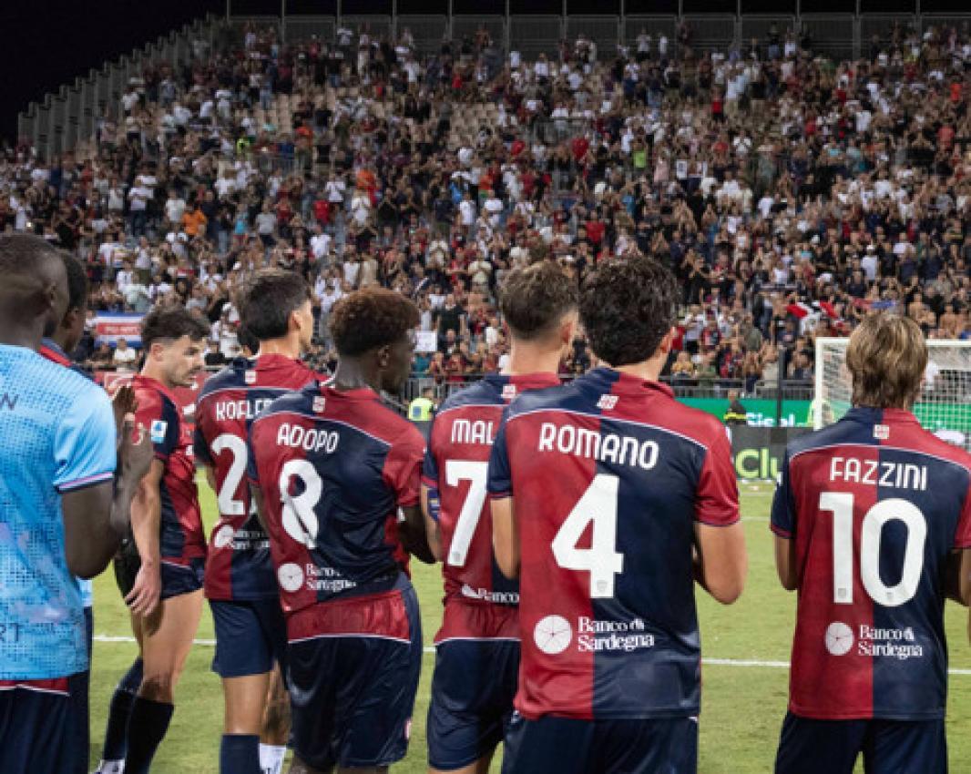 Raphael Kofler (vorne, 2. v. l.) feierte seinen ersten Heimsieg mit Cagliari. © cagliaricalcio