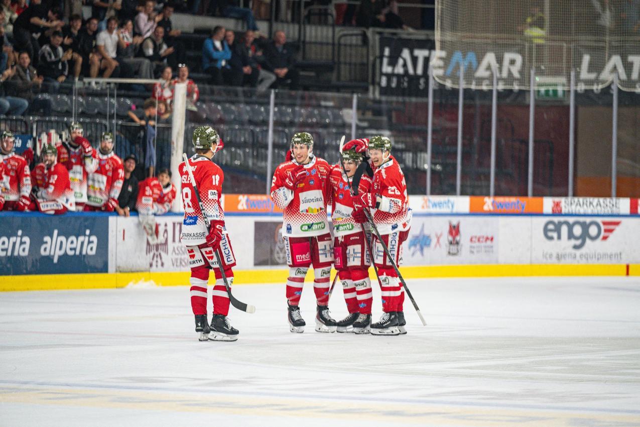Remolato (zweiter von rechts) wird von seinen Teamkollegen gefeiert. © Loris Bregolato