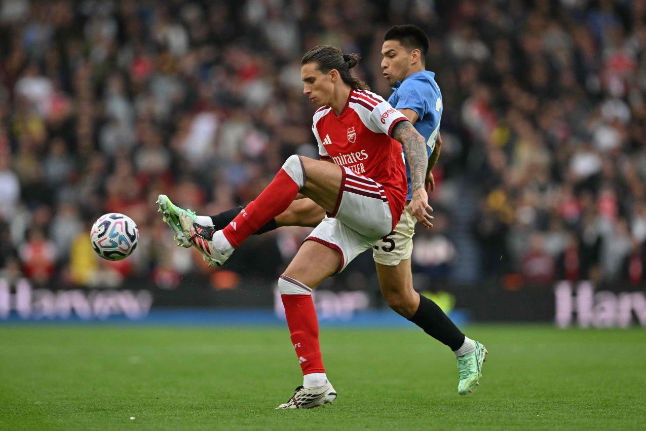 Riccardo Calafiori spielt bei Arsenal bärenstark. © APA/afp / GLYN KIRK