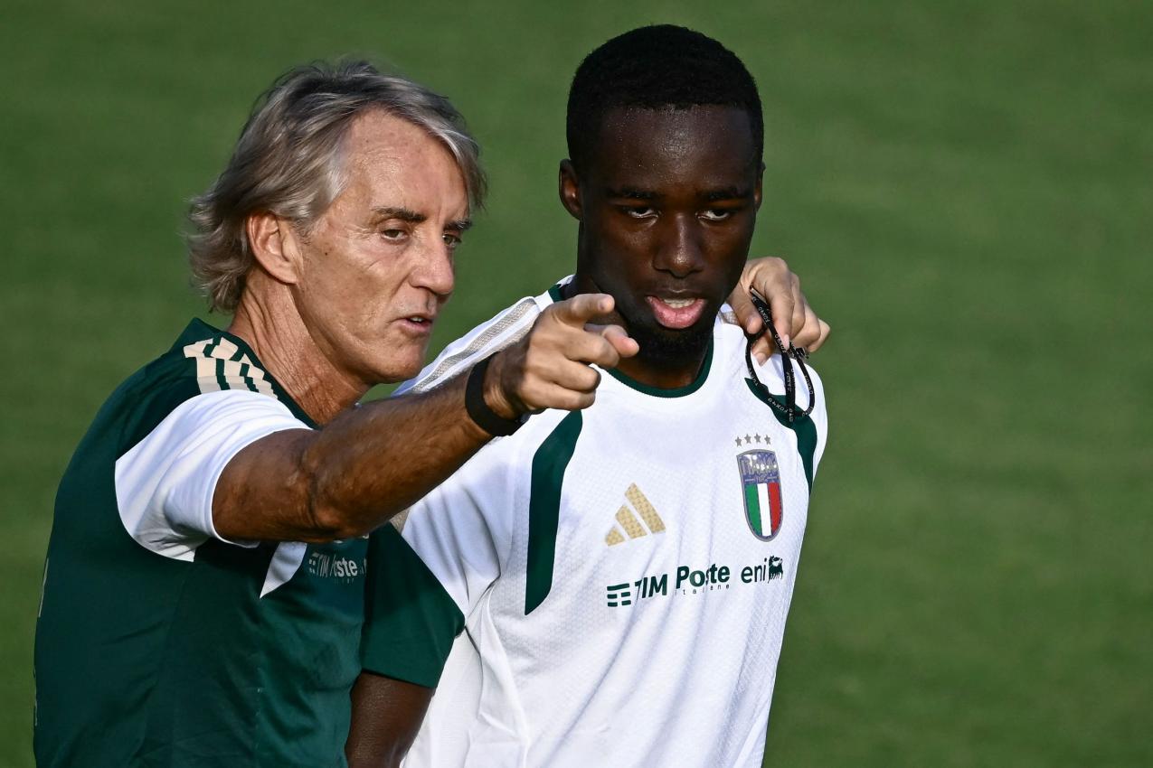 Roberto Mancini gibt Michael Kayode Anweisungen. © APA/afp / FILIPPO MONTEFORTE
