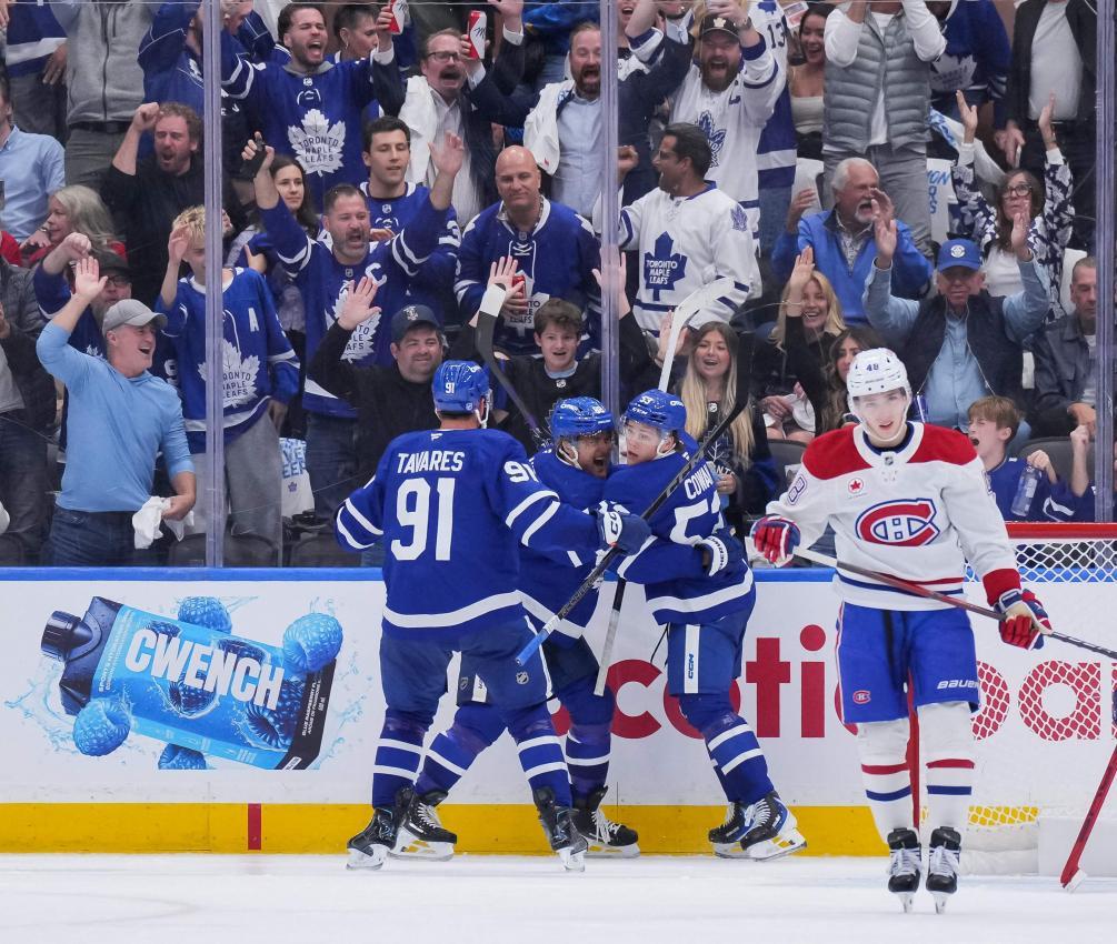 Torontos William Nylander (2.v.l.) erzielte gegen Erzrivale Montreal das erste Tor der NHL-Saison 2026/27. © APA / CHRIS TANOUYE