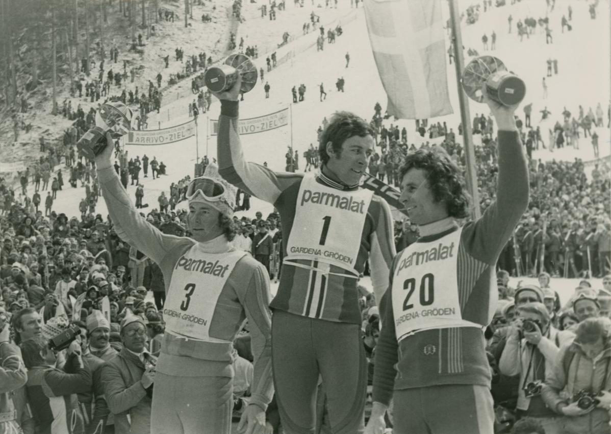 Walter Tresch mit den Ikonen Gustav Thöni und Ingemar Stenmark auf dem Podest beim Parallel-Riesentorlauf in Gröden. © Sport-Archiv
