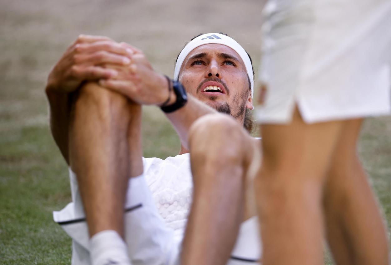 Zverev kam in Wimbledon zu Sturz, das war am Ende fatal. © ANSA / TOLGA AKMEN
