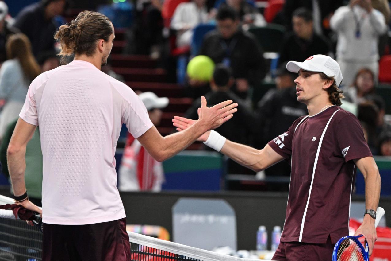 Alexander Zverev und Alex De Minaur beim Handshake nach dem Match. © APA/afp / HECTOR RETAMAL