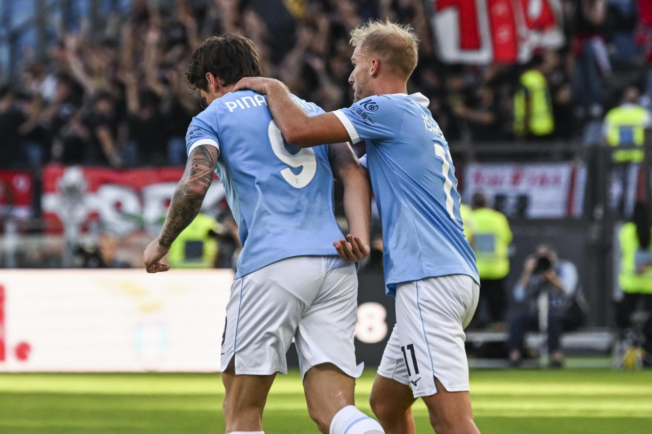 Andrea Pinamonti (links) steht mit Lazio an der Spitze. © ANSA / Riccardo Antimiani