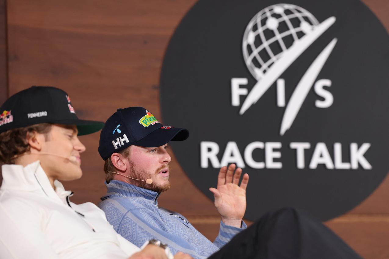 Atle Lie McGrath (rechts) und Lucas Pinheiro Braathen (links) beim FIS Race Talk in Sölden. © Teyssot / Pierre TEYSSOT