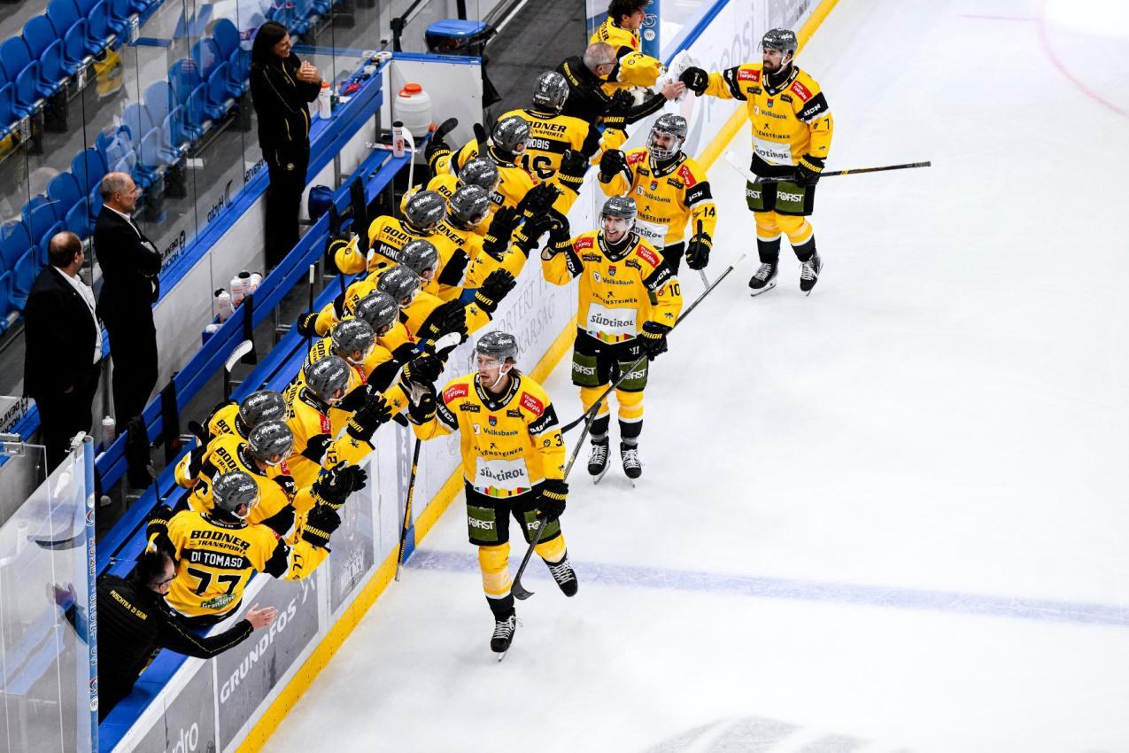 Austin Osmanski (vorne rechts) wird von seinem Team gefeiert.