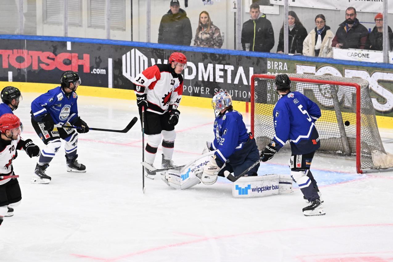 Broncos-Tormann Jarrett Fiske hat schon bessere Abende erlebt. © O. Brunner