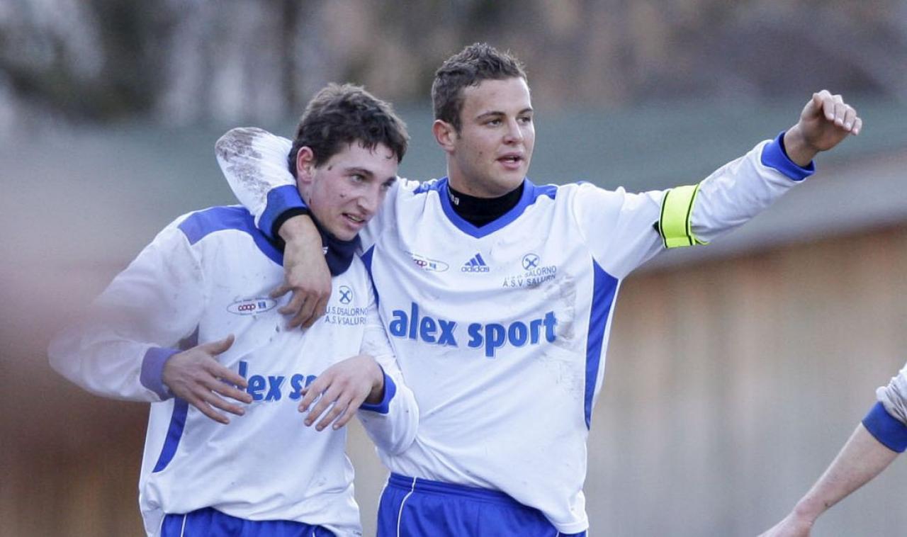 Fabio Bertoldi (rechts) ist der erfolgreichste Stürmer der Südtiroler Amateurfußballgeschichte. Dieses Foto mit Max Dalpiaz stammt aus dem Jahr 2010.