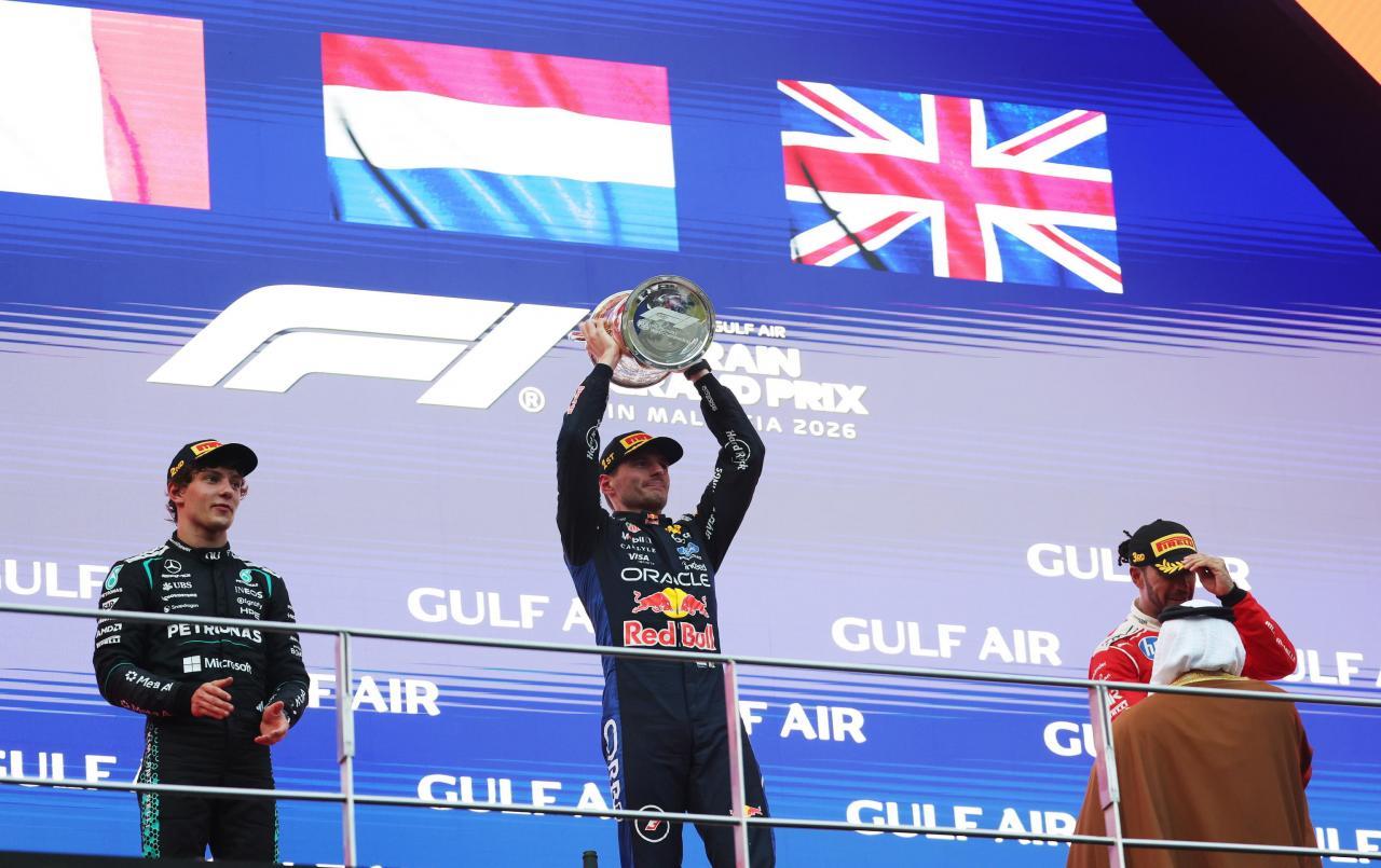 Das Podest in Malaysia mit Max Verstappen, Kimi Antonelli und Lewis Hamilton. © ANSA / FAZRY ISMAIL