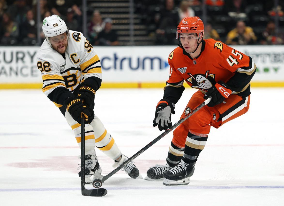 David Pastrnak (links) trug sich in die Torschützenliste ein. © APA / HARRY HOW