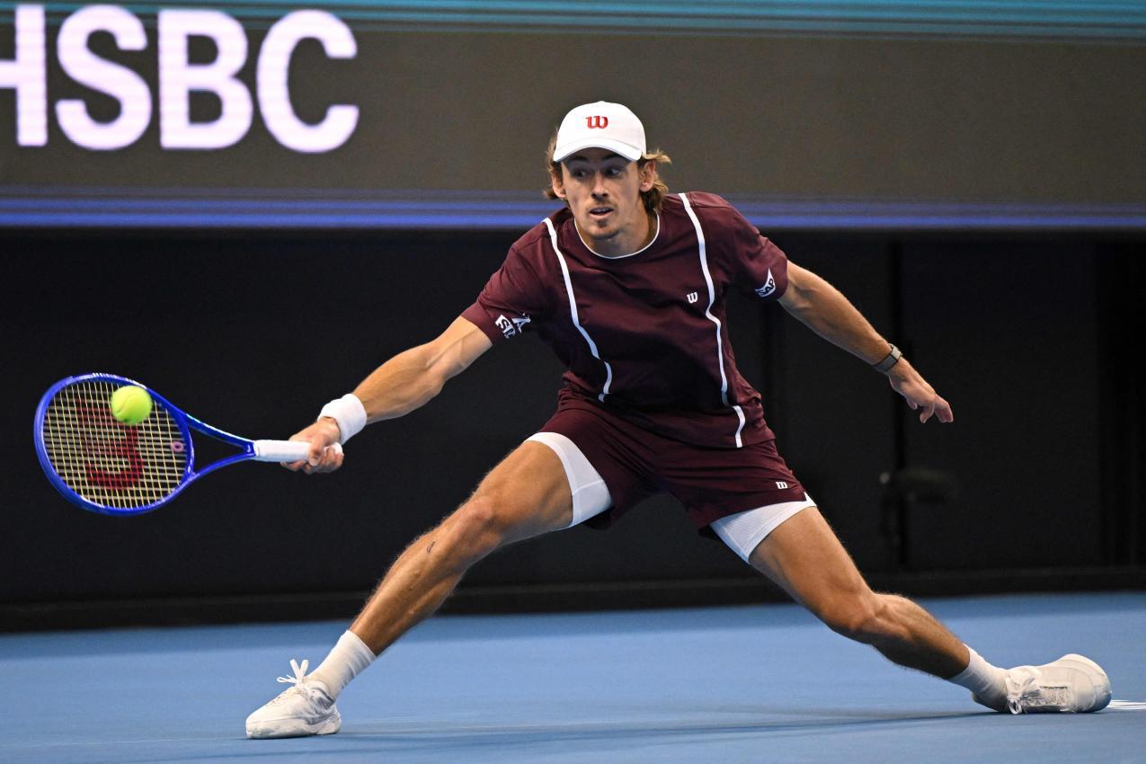 De Minaur musste im Finale aufgeben. © APA/afp / GREG BAKER
