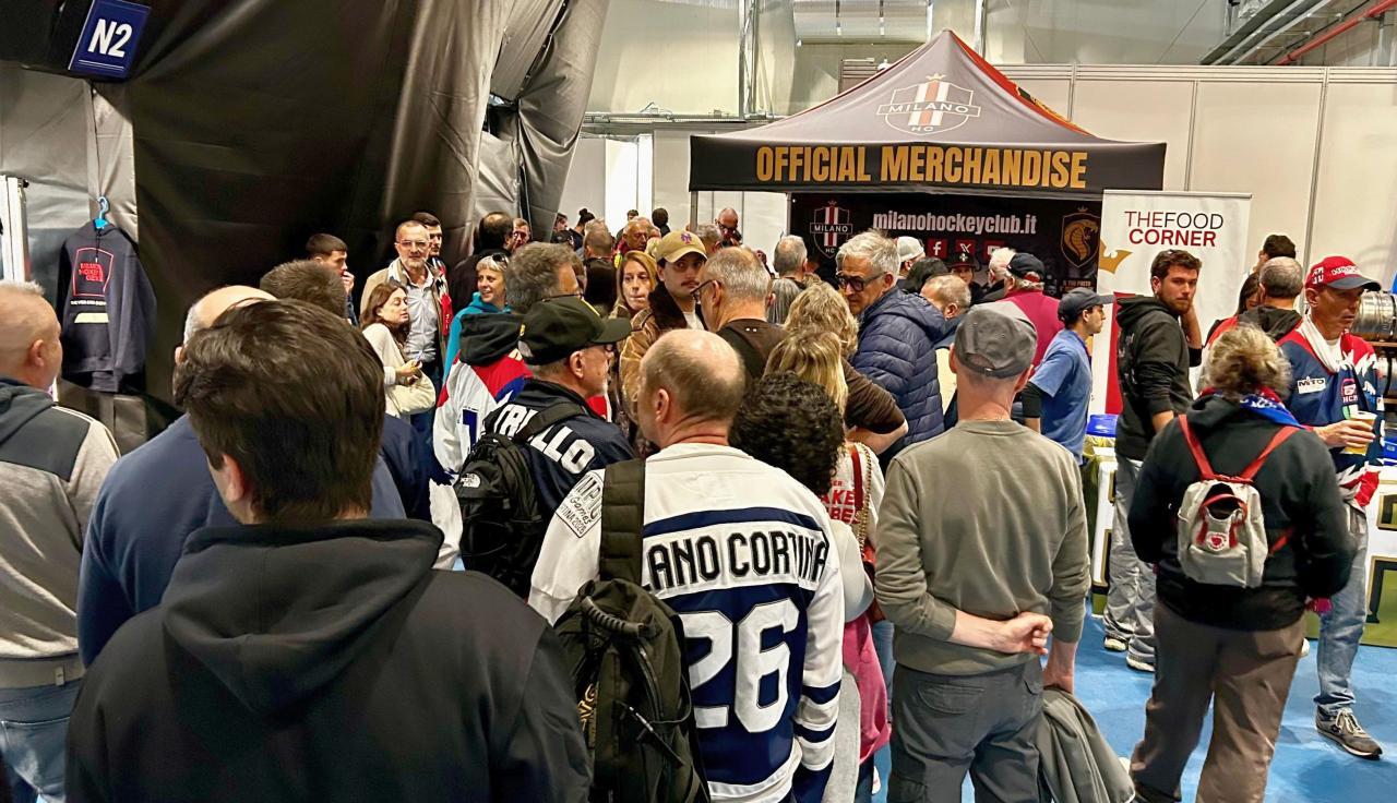 Der Andrang am improvisierten Fanshop war riesig. © SN
