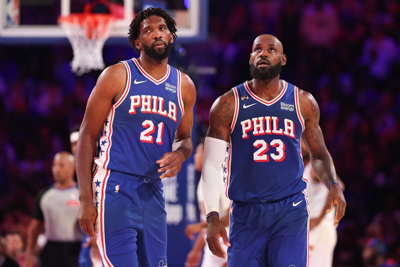Die Stars der 76ers: Joel Embiid & LeBron James © APA / EMILEE CHINN