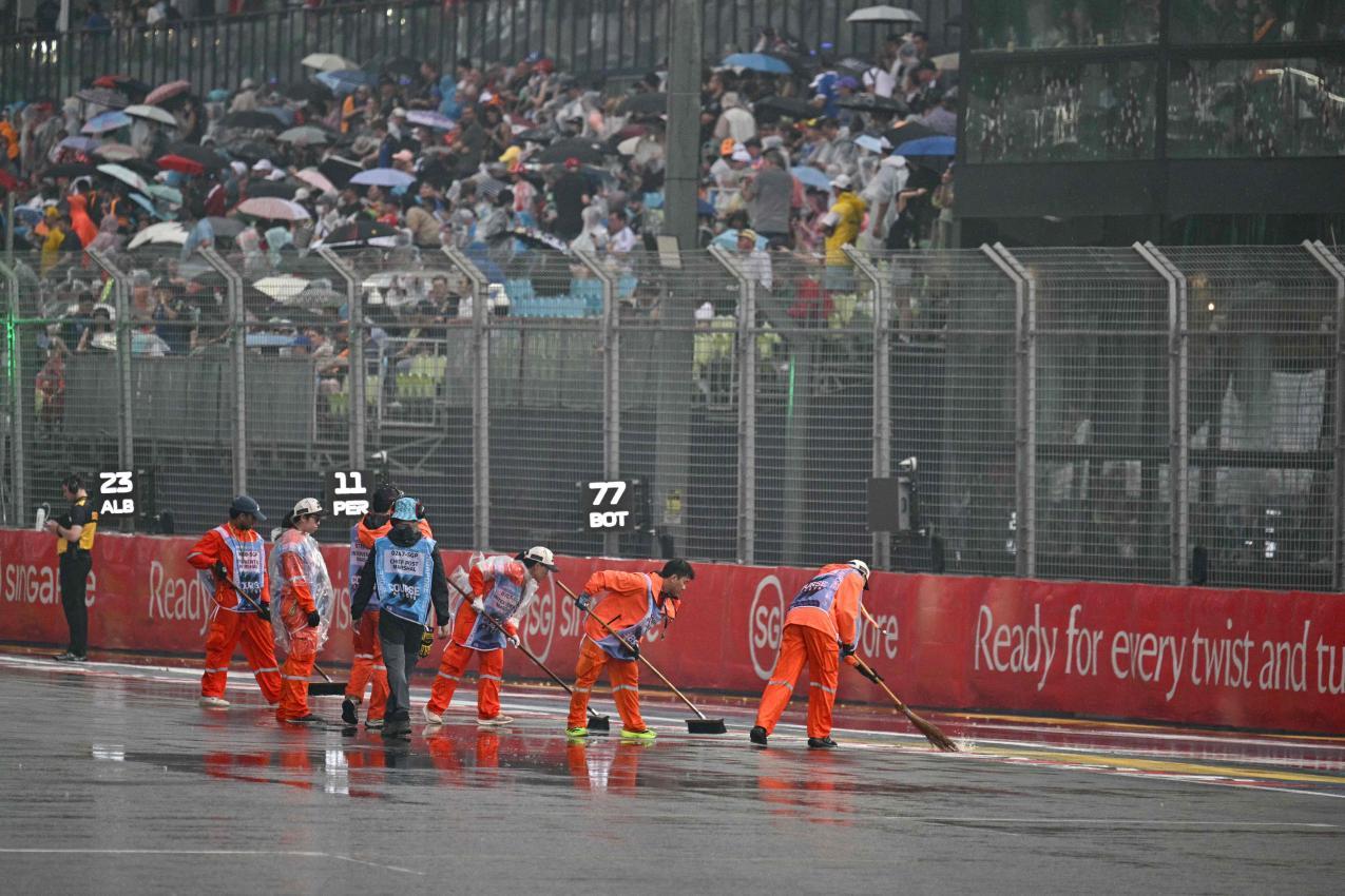 Die Streckenposten hatten alle Hände voll zu tun. © APA/afp / ANTHONY WALLACE