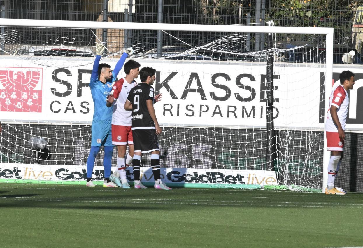 Ein Bild vom Vorjahr: Cesena-Angreifer Cristian Shpendi im Drusus-Stadion gegen Raphael Kofler. © Luca Ognibeni
