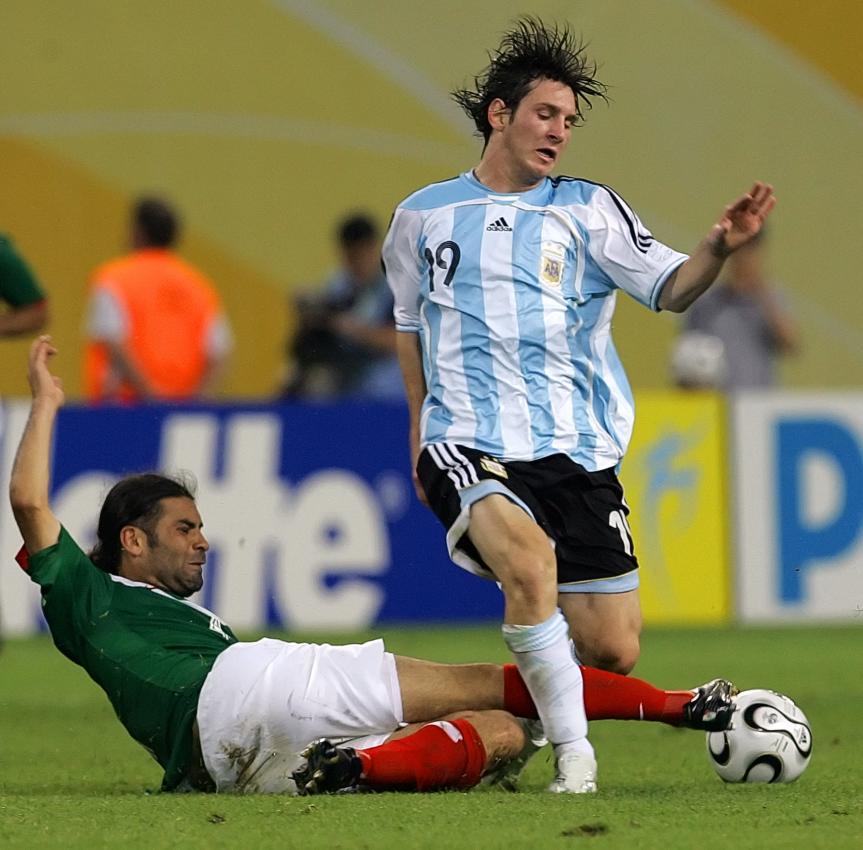 Ein junger Lionel Messi im Trikot der argentinischen Nationalmannschaft bei der WM 2006. © APA/afp / DANIEL GARCIA