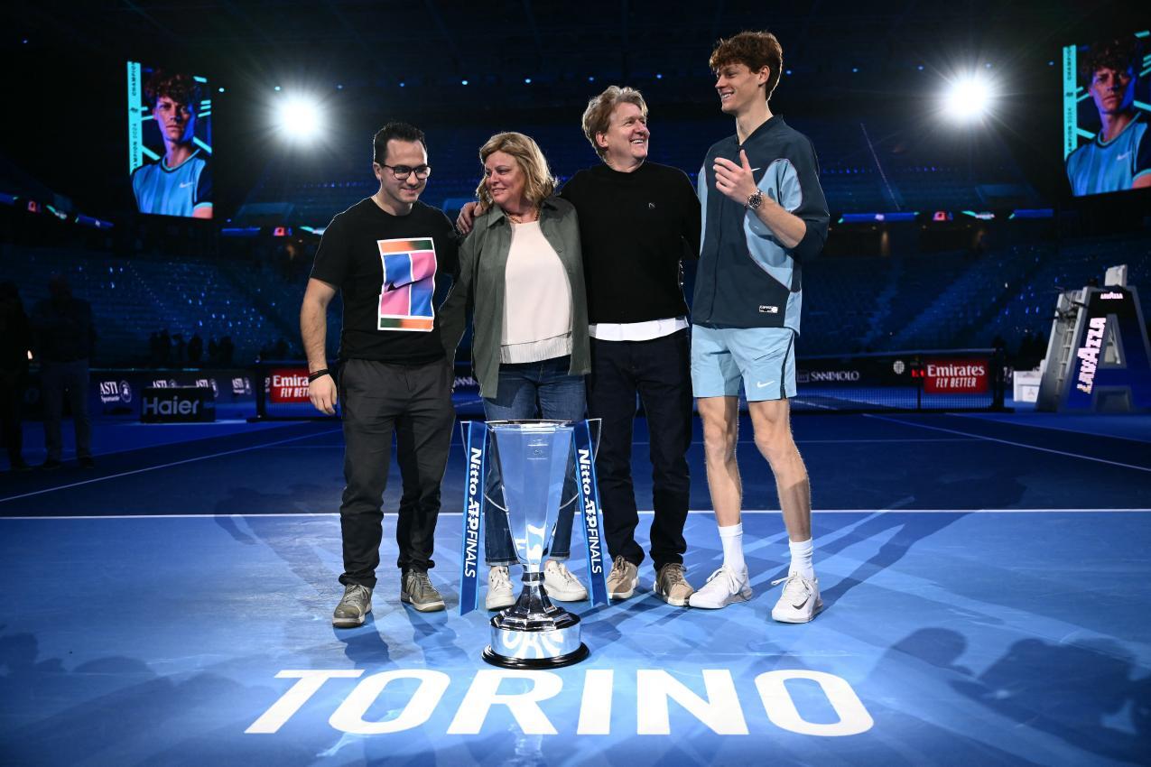 Eine glückliche Familie: Superstar Jannik Sinner (rechts) mit seinem Bruder Mark, Mama Siglinde und Papa Hanspeter (von links). © AFP / MARCO BERTORELLO